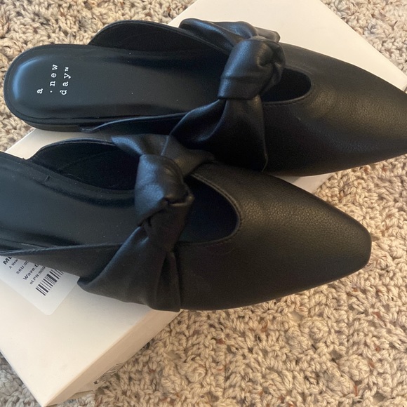 *SOLD* NEW Loretta Flats ~ Black Slip on Mules ~ Size 8 - Picture 6 of 8